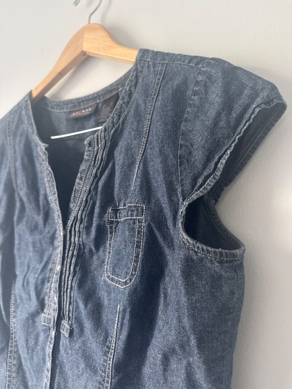 Axcess a  Liz Clayborne company denim cap sleeve button down - Picture 4 of 5